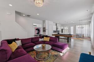 Et opholdsområde på PoolTable-15 Mins to Uptown & DT-King Bed!