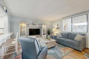 Χώρος καθιστικού στο Colonial Condo 102