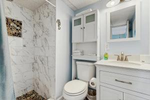 Ένα μπάνιο στο Colonial Condo 102 +16 φωτογραφίες