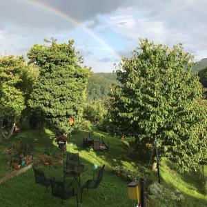 ルーラにあるFerienhaus Thalblick in Ruhlaのテーブルと椅子のある庭にかかる虹 +11枚の写真