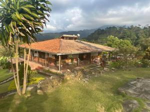 an aerial view of a house with a garden at Cabaña La Isabelita in Chinácota