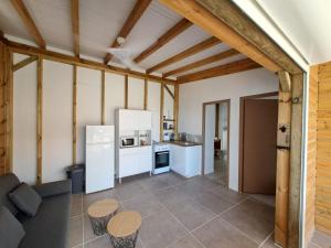 kuchnia i salon z kanapą i lodówką w obiekcie Les gîtes coco soleil w mieście Saint-François