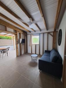 salon z kanapą i stołem w obiekcie Les gîtes coco soleil w mieście Saint-François