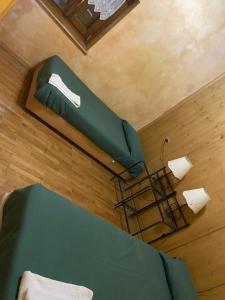 einen Blick über ein Krankenhauszimmer mit 2 Betten in der Unterkunft Villa Avio in Temù