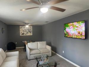 Μια τηλεόραση ή/και κέντρο ψυχαγωγίας στο Entire Home in Palmetto Ellenton