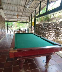 Una mesa de billar en Stay and Spanish