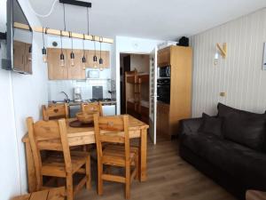 Kuchyňa alebo kuchynka v ubytovaní Résidence Ferme D'augustin - Batiment D - Appartement "cosy" entièrement rénové, sur les pistes, balcon, parking. MAE-8834 + 8 fotografií