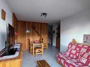 Televízia a/alebo spoločenská miestnosť v ubytovaní Chalet Du Bois De Suffin N 10 - Appartement cosy à 20m des pistes ! Plein sud - 4 pers. Terrasse - parking couvert MAE-8844