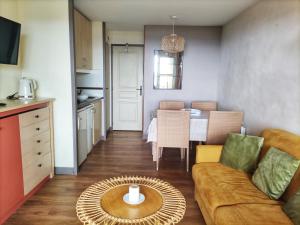 O bucătărie sau chicinetă la Village Vacances CAP ESTEREL , AGAY , T2 climatisé vue mer panoramique - accès de plain-pied au calme rare sur le site - Piscines et parking couvert inclus