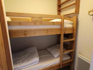 Posteľ alebo postele v izbe v ubytovaní Chalet Du Bois De Suffin N 10 - Appartement cosy à 20m des pistes ! Plein sud - 4 pers. Terrasse - parking couvert MAE-8844