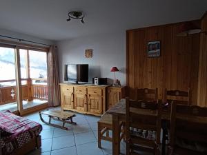 Televízia a/alebo spoločenská miestnosť v ubytovaní Chalet Du Bois De Suffin N 10 - Appartement cosy à 20m des pistes ! Plein sud - 4 pers. Terrasse - parking couvert MAE-8844