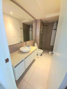 łazienka z umywalką i toaletą w obiekcie APARTAMENTO RODADERO CRISTAL BEACH In w mieście Gaira
