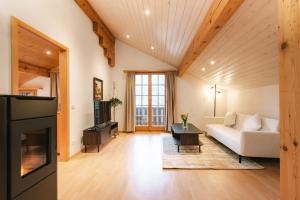 Alphorn Chalet Habkern的休息区