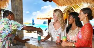 Gestir sem dvelja á Coconut Bay Beach Resort & Spa All Inclusive