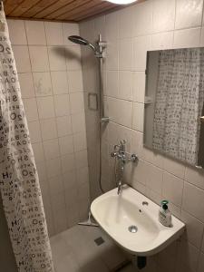 Bilik mandi di Cozy Stay, 10 Min to Esbjerg Centrum