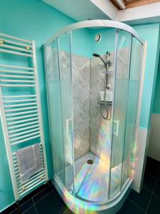una ducha con mampara de cristal en un baño en Red Fox House Medway Free Parking, en Chatham