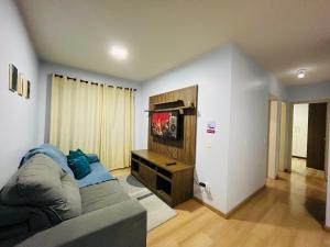 Μια τηλεόραση ή/και κέντρο ψυχαγωγίας στο Apartamento Mobiliado com internet no centro