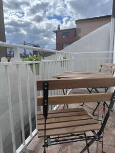 a wooden bench sitting on top of a balcony at Apartamento rural Casa Manito in El Barraco