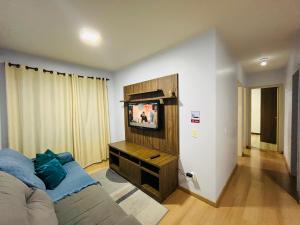 TV a/nebo společenská místnost v ubytování Apartamento mobiliado no centro com ar portátil e internet