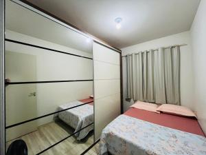 Ένα ή περισσότερα κρεβάτια σε δωμάτιο στο Apartamento Mobiliado com internet no centro