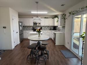 una cocina blanca con mesa y taburetes. en Home in Dallas NC, en Dallas