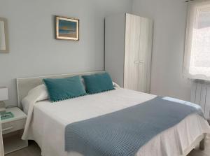 ein Schlafzimmer mit einem großen Bett und blauen Kissen in der Unterkunft Serenità Tropea in Tropea
