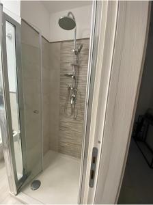 eine Dusche in einem Badezimmer mit Glastür in der Unterkunft Serenità Tropea in Tropea + 24 Fotos