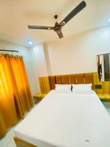 Llit o llits en una habitació de Gyanav Hotel and Restaurant