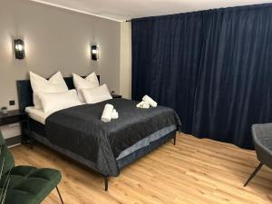 a bedroom with a bed with two towels on it at Modernes 2 Zimmer Apartment mit Balkon, zentrale Lage in Bremen