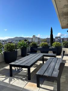 two wooden benches sitting on top of a roof at Moderno y luminoso departamento in Tandil