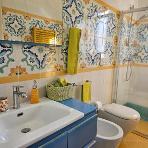 Attico nel cuore del Salento, un'oasi di relax في ناردو: حمام مع حوض ومرحاض