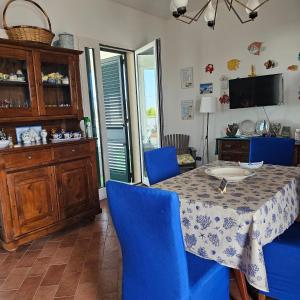 Attico nel cuore del Salento, un'oasi di relax في ناردو: غرفة طعام مع طاولة وكراسي زرقاء