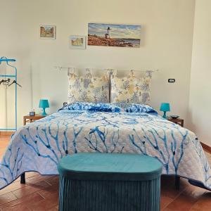 Attico nel cuore del Salento, un'oasi di relax في ناردو: غرفة نوم بها سرير مع لحاف أزرق