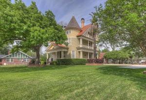 a large house with a large yard with green grass at The Abbott House & Event Venue in Seguin