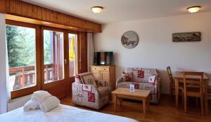 Postel nebo postele na pokoji v ubytování Hôtel Les Bains d'Ovronnaz + 37 fotografií