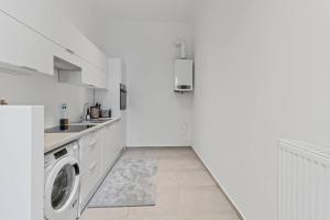 Kuchyň nebo kuchyňský kout v ubytování Fast Wifi I 4 min to U3 Zipperer Straße