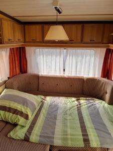 Postel nebo postele na pokoji v ubytování Moving Inn - Retro Übernachten im Wohnwagen, günstig & zentral