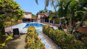 una imagen de una piscina en una casa en Chalet Real, en Lemos