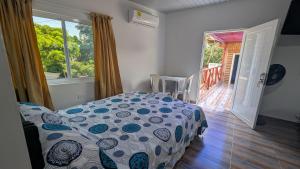1 dormitorio con 1 cama y ventana con porche en Chalet Real, en Lemos