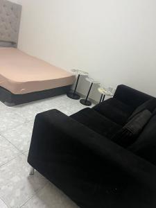 シャルジャにあるLuxury 2BHk Casimiaのソファとテーブルのあるリビングルーム +6枚の写真