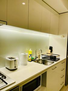 Kuchyň nebo kuchyňský kout v ubytování Premium Melbourne Apartments with Balcony and Free Tram Access