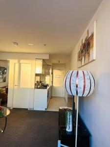 Kuchyň nebo kuchyňský kout v ubytování Premium Melbourne Apartments with Balcony and Free Tram Access