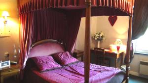 Postel nebo postele na pokoji v ubytování Hotel Le Clos du Montvinage