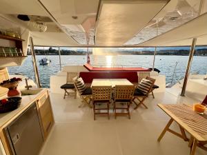 ein Esszimmer und eine Küche auf einem Boot mit einem Billardtisch in der Unterkunft Floatinn Boat-BnB in Genf