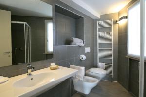 Koupelna v ubytování Hotel Olimpia + 37 fotografií