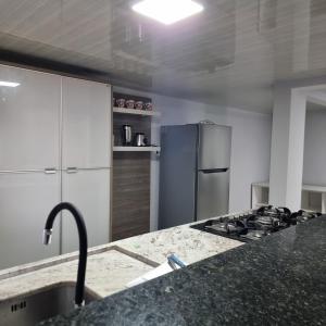 埃斯特城Quarto privado em casa com piscina compartilhada e a 6 minutos do centro da cidade的相册照片