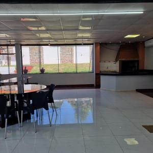 埃斯特城Quarto privado em casa com piscina compartilhada e a 6 minutos do centro da cidade的相册照片