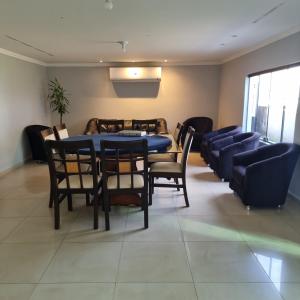 埃斯特城Quarto privado em casa com piscina compartilhada e a 6 minutos do centro da cidade的相册照片