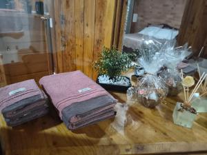 two towels are sitting on a wooden table at Suítes Rústicas Campos do Jordão - Com banheira de hidromassagem in Campos do Jordão +59 photos