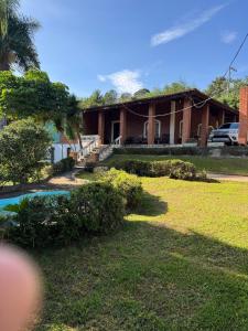 a house with a yard in front of it at Chácara Meu Pedaço Atibaia in Mairiporã